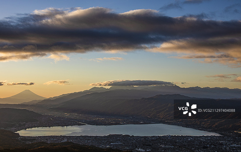 富士山下的诹访湖日出图片素材