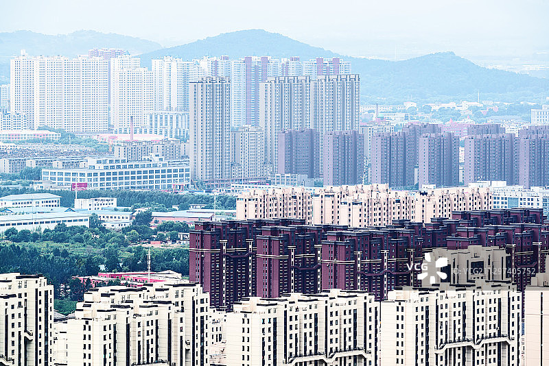 雾霾中城市建筑街景图片素材