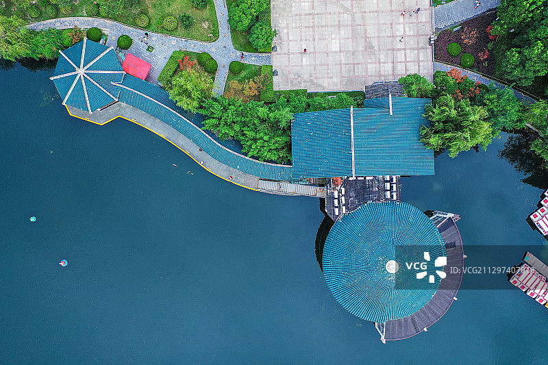 湖畔水榭+安徽省合肥市庐阳区杏花公园图片素材