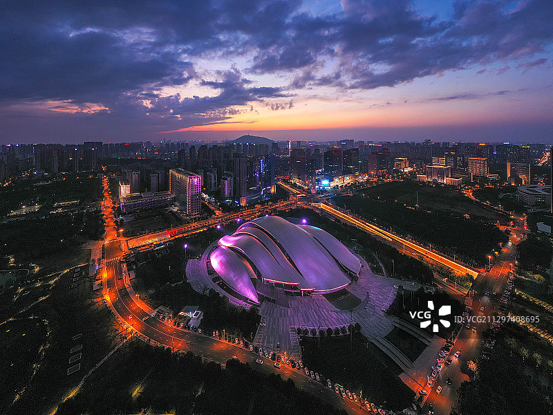 夜幕降临+安徽省合肥市蜀山区合肥大剧院图片素材