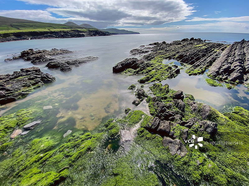 圣费南湾的嶙峋岩石和海藻图片素材