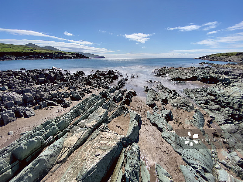 圣费尼安湾的锯齿状岩石图片素材