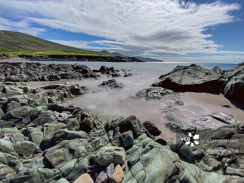 圣费尼安湾的锯齿状岩石图片素材
