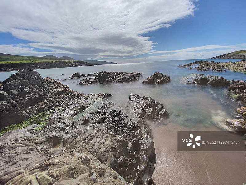 圣费尼安湾的锯齿状岩石图片素材