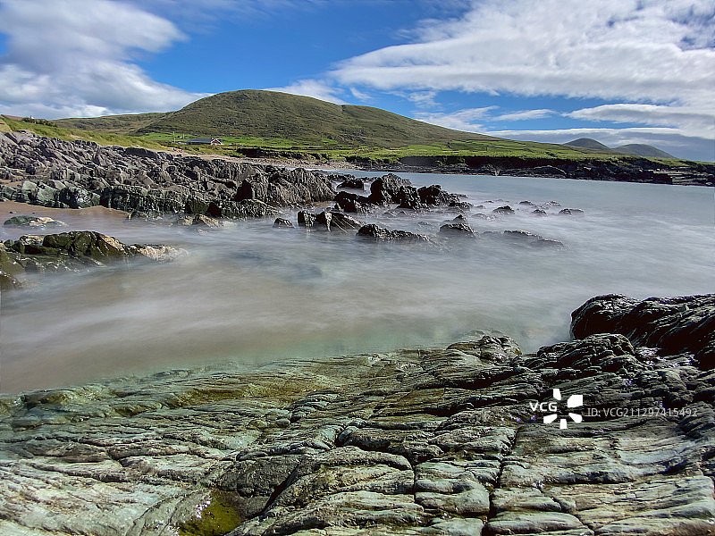 圣费尼安湾的锯齿状岩石图片素材