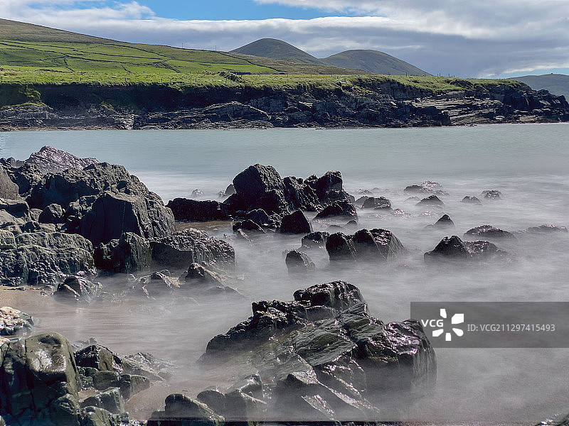 圣费尼安湾的锯齿状岩石图片素材