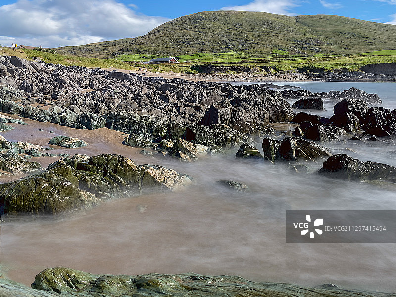 圣费尼安湾的锯齿状岩石图片素材
