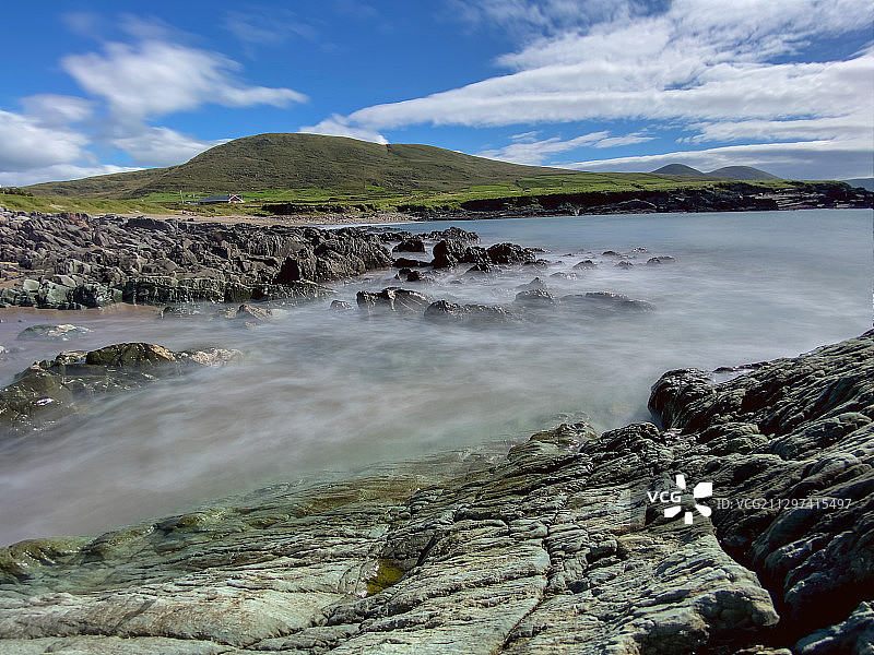 圣费尼安湾的锯齿状岩石图片素材
