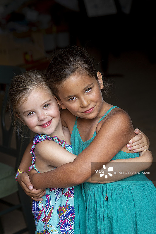 两个女孩互相拥抱图片素材