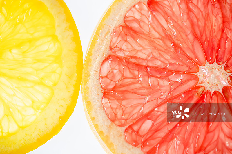 白色背景上背光的柚子切片图片素材