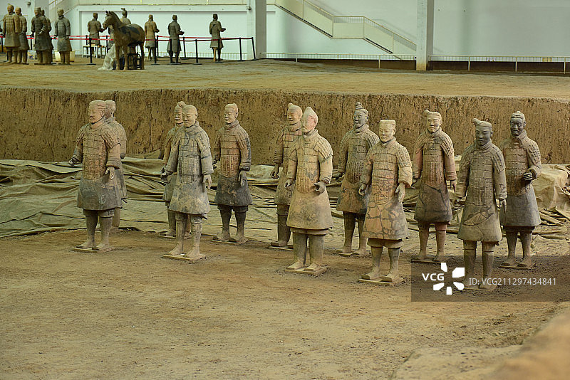 陕西西安秦始皇兵马俑博物馆一号坑修复中的兵马俑图片素材