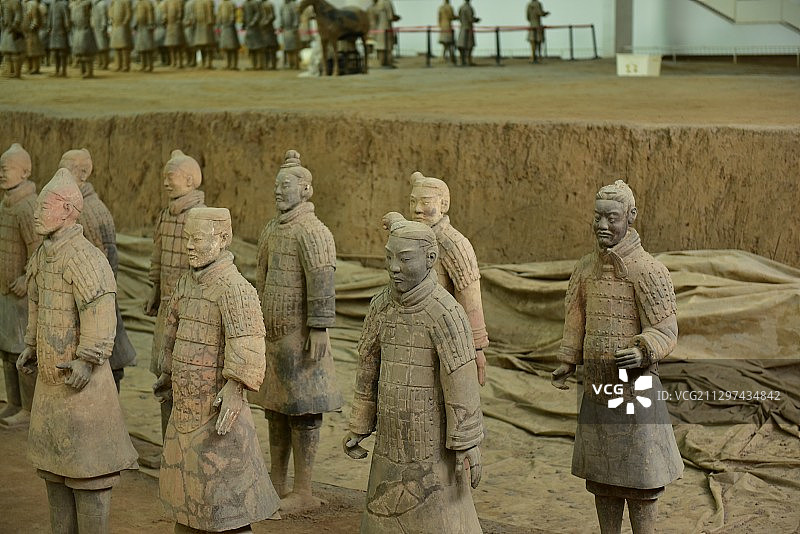 陕西西安秦始皇兵马俑博物馆一号坑修复中的兵马俑图片素材