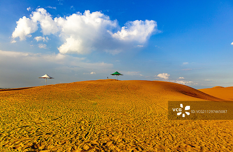 响沙湾，日落中的沙漠。图片素材