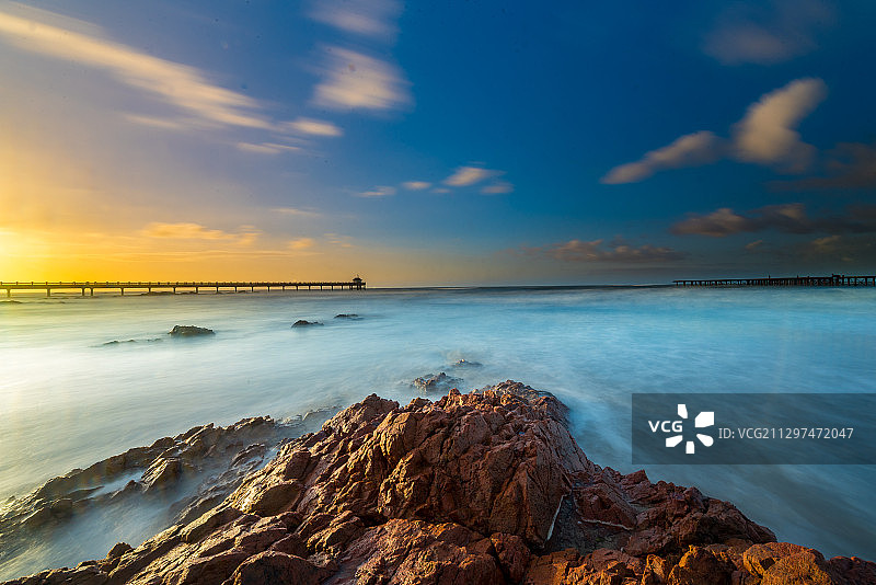 海南博鳌红石滩的日出，海水如云雾，云彩布满天空图片素材