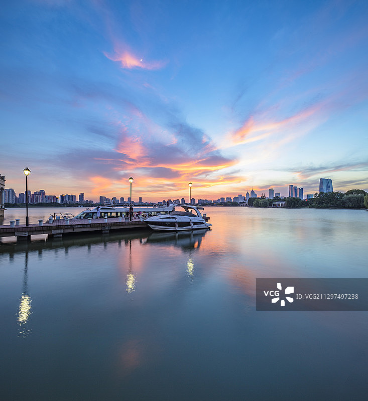 苏州金鸡湖景区东方之门图片素材