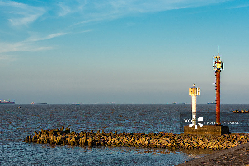 太仓浏河口，伸入长江的丁坝和红白两色的柱子图片素材