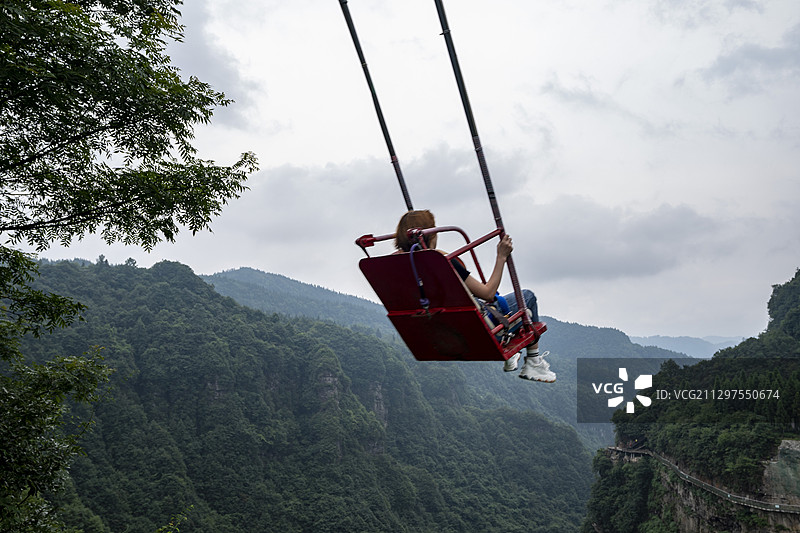 高空体验悬崖秋千图片素材