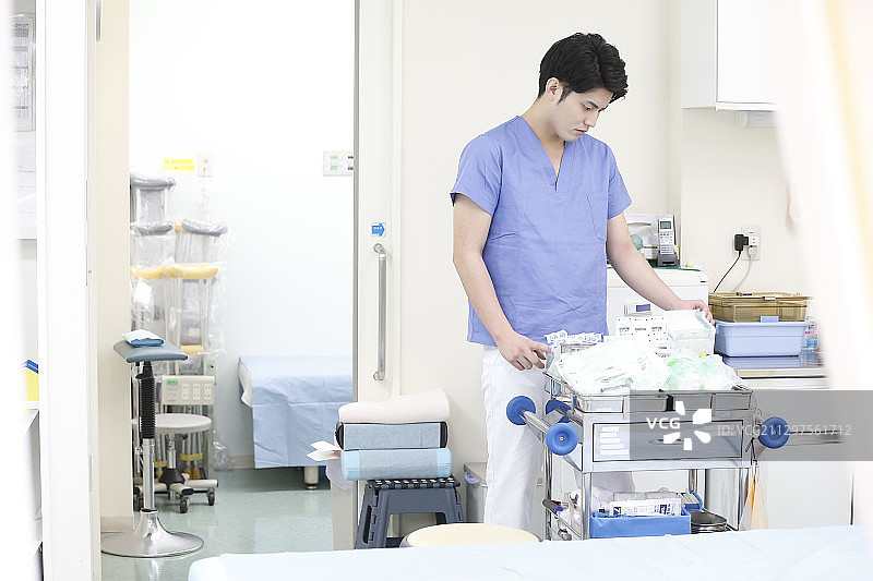 医院治疗室男护士图片素材