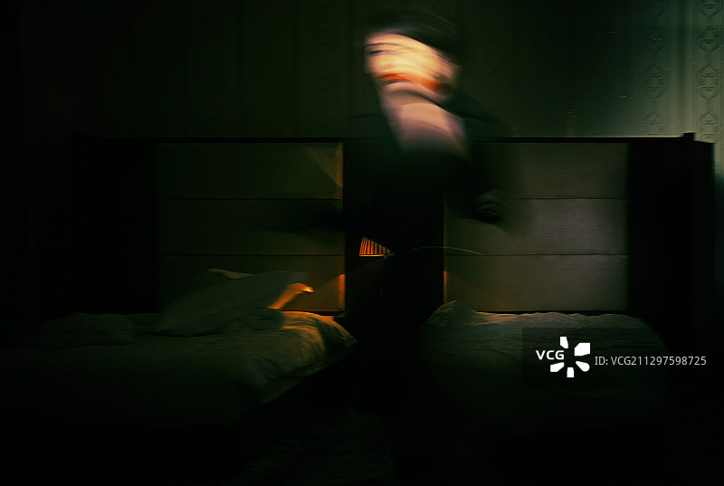 黑暗房间里的女幽灵图片素材