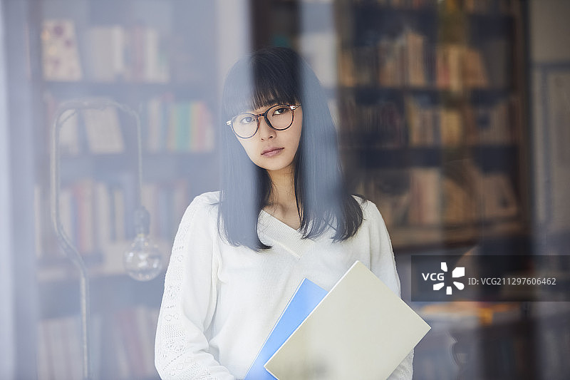 在书店里的女人图片素材