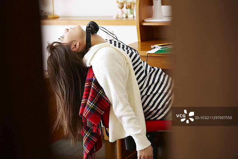 高中女学生学习场景图片素材