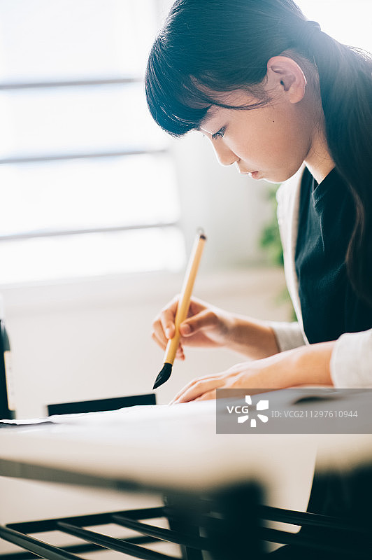 女孩们练习书法图片素材