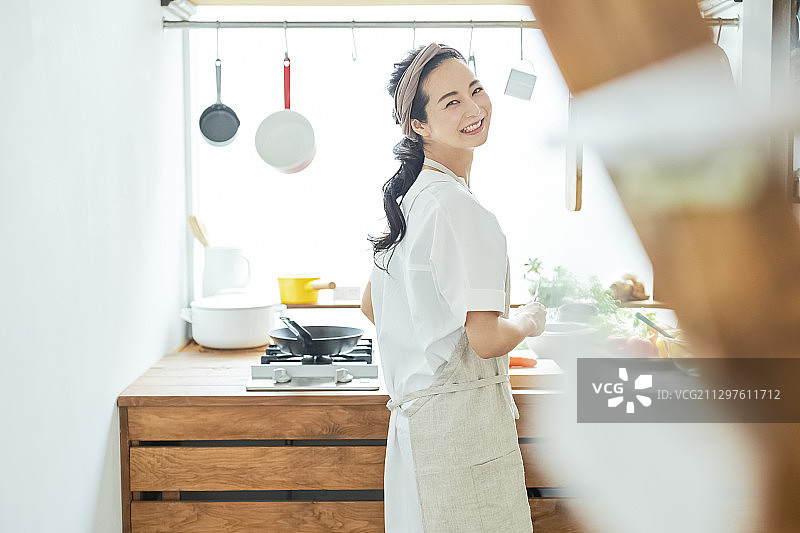 家庭主妇做饭图片素材