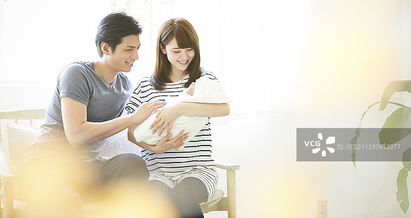 婴儿抚养孩子图片素材