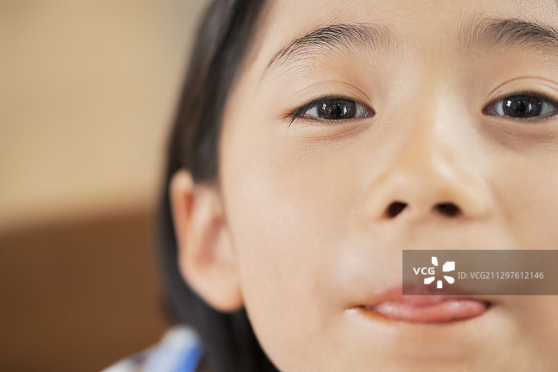 正在吃东西的女童图片素材