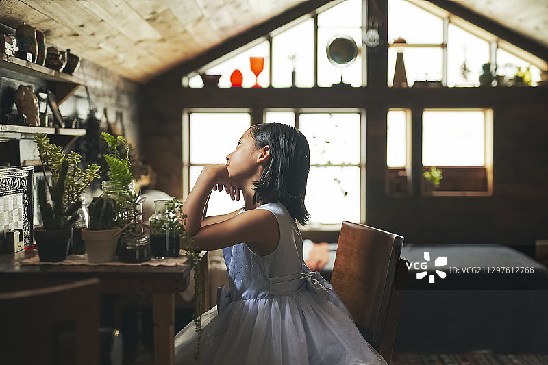 穿着连衣裙的女孩图片素材