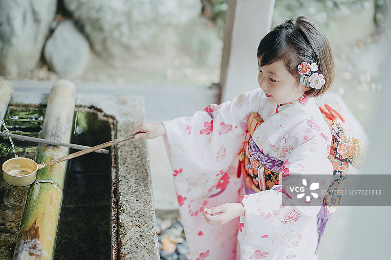 七五三节女孩在在高幡不动尊神社洗手图片素材