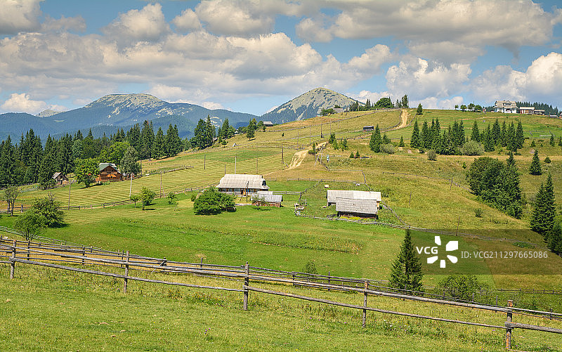 乌克兰亚布隆尼察田野房屋风光图片素材