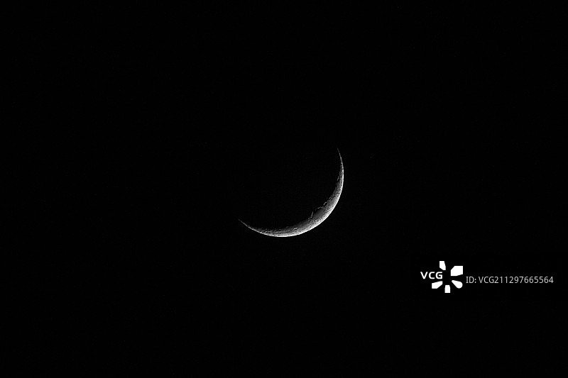 瑞士Boudry夜空中的月亮仰视角度图片素材