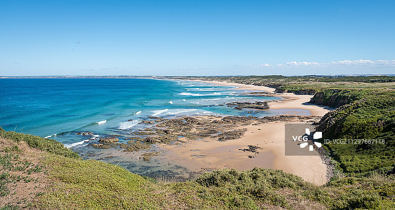 晴朗蓝天下美丽的海滩景色图片素材