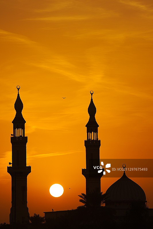 日落时分阿拉伯联合酋长国迪拜清真寺剪影图片素材
