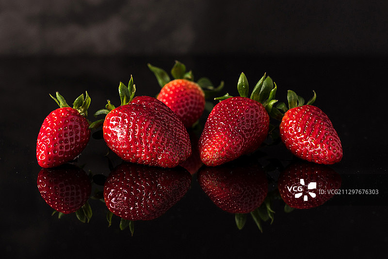 黑色背景下的草莓特写，捷克图片素材