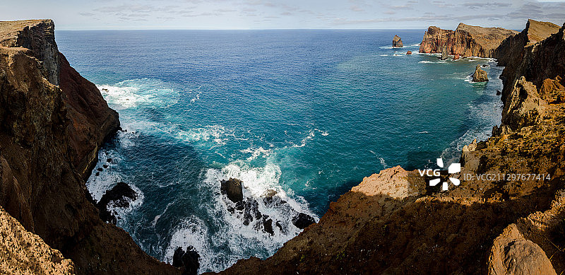 葡萄牙卡尼亚尔海岸岩石高角度海景图片素材