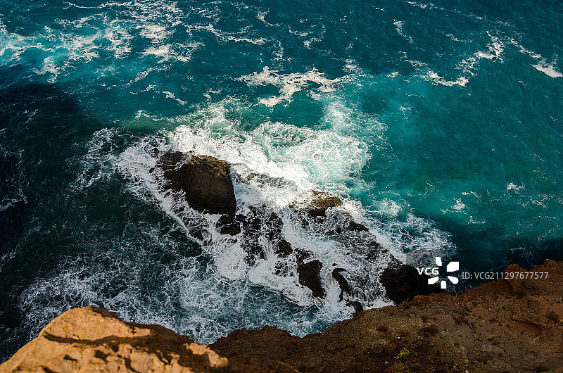葡萄牙卡尼亚尔海浪拍打岩石的俯视图图片素材