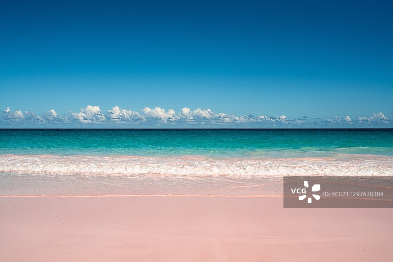巴哈马群岛敦莫尔镇的壮丽海景，映衬着蔚蓝的天空图片素材