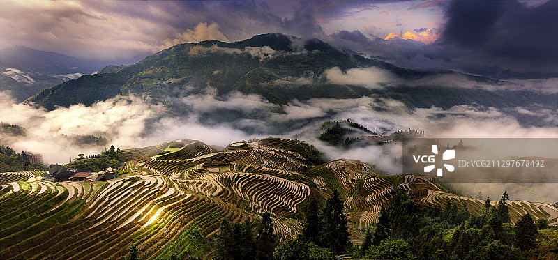 中国龙胜天空下的群山美景图片素材