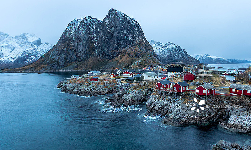 挪威雷讷的雪山海景图片素材