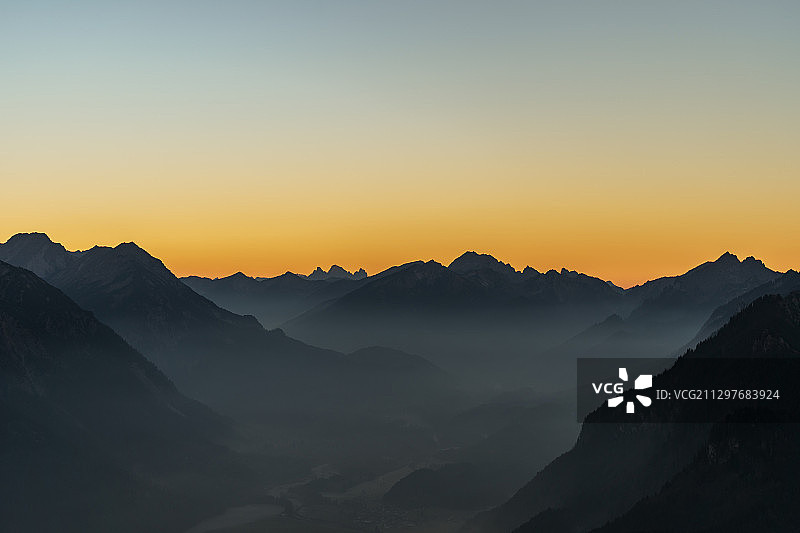 德国上阿玛高日落时分山脉剪影图片素材