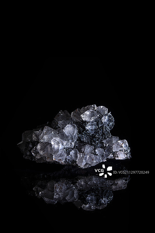 复杂基质上的石英、赤铁矿、方铅矿晶体图片素材