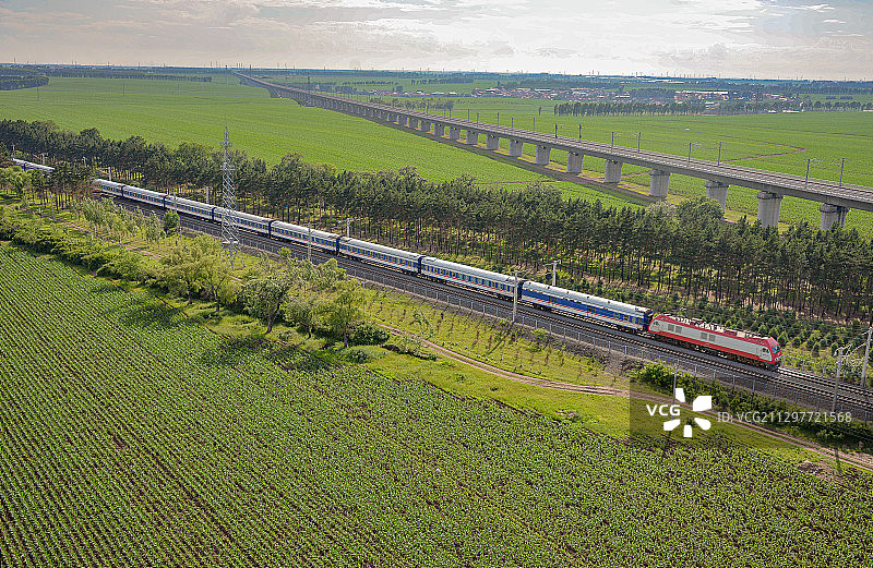 沈阳北-齐齐哈尔T311次行驶在京哈线双城堡-哈尔滨区间图片素材