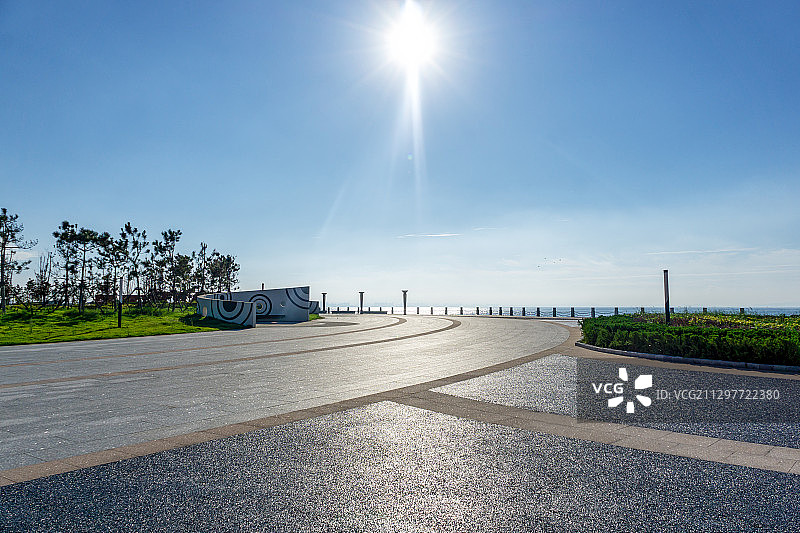 阳光照射下的滨海广场图片素材