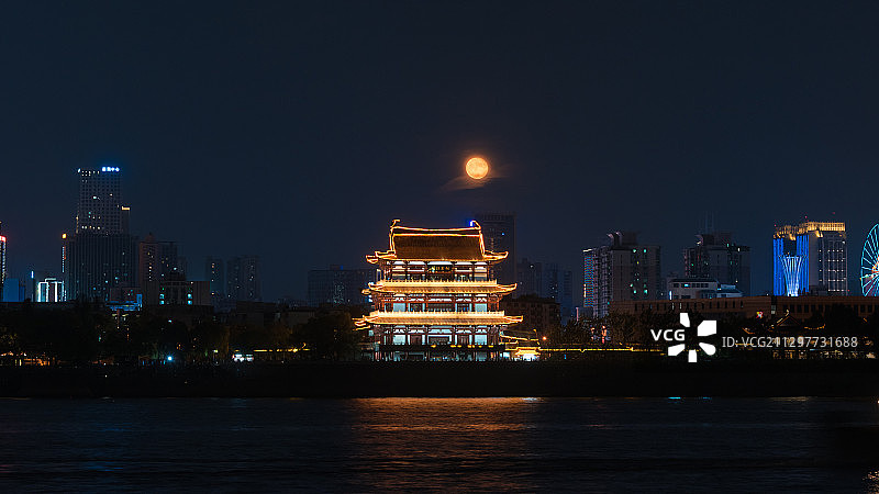 湖南省长沙市杜甫江阁月升图片素材