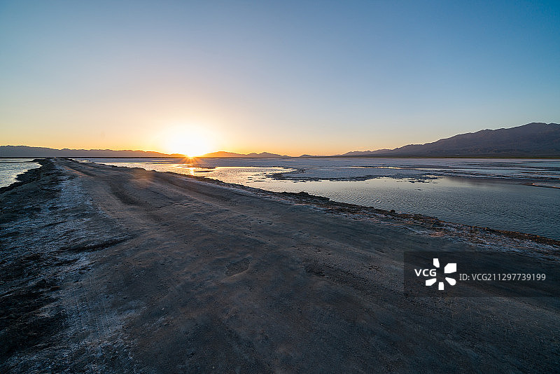 日落下的盐湖道路图片素材