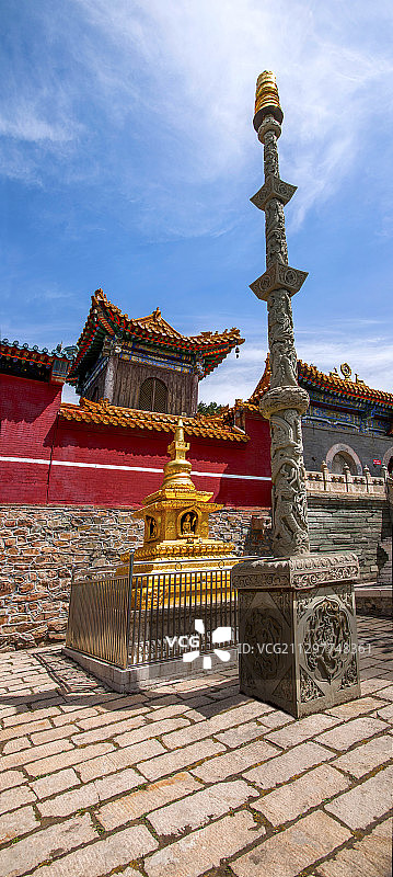 山西忻州市五台山菩萨顶寺院前石旗杆图片素材