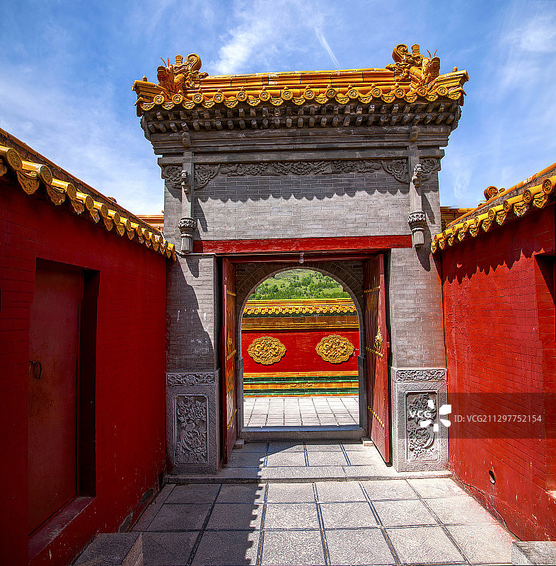 山西忻州市五台山菩萨顶寺院侧门图片素材