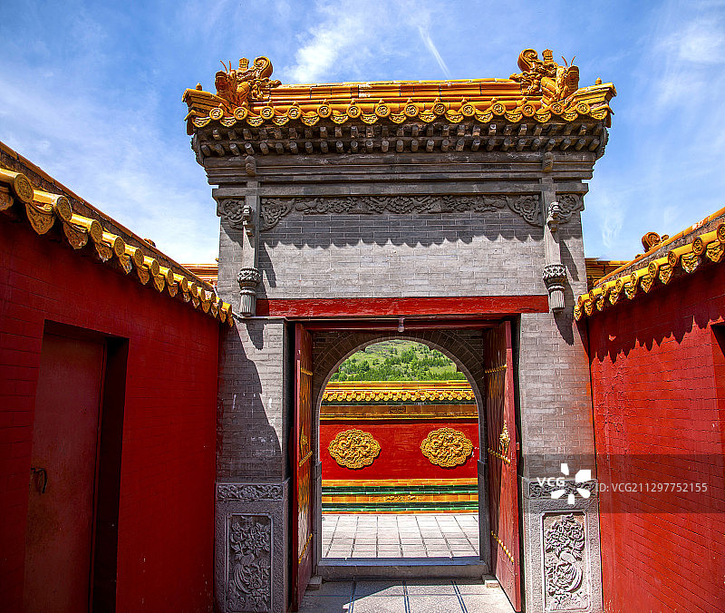 山西忻州市五台山菩萨顶寺院侧门图片素材